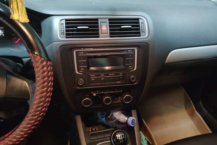 Used Volkswagen Sagitar 2014 1.6L Manual Comfort Model Audio And AC Panel