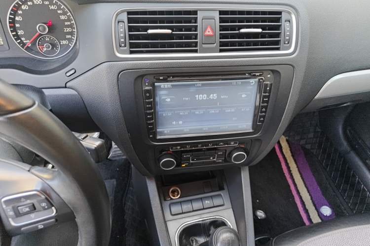 Used Volkswagen Sagitar 2014 Revised Version 1.4TSI Manual Luxury Edition Audio And AC Panel