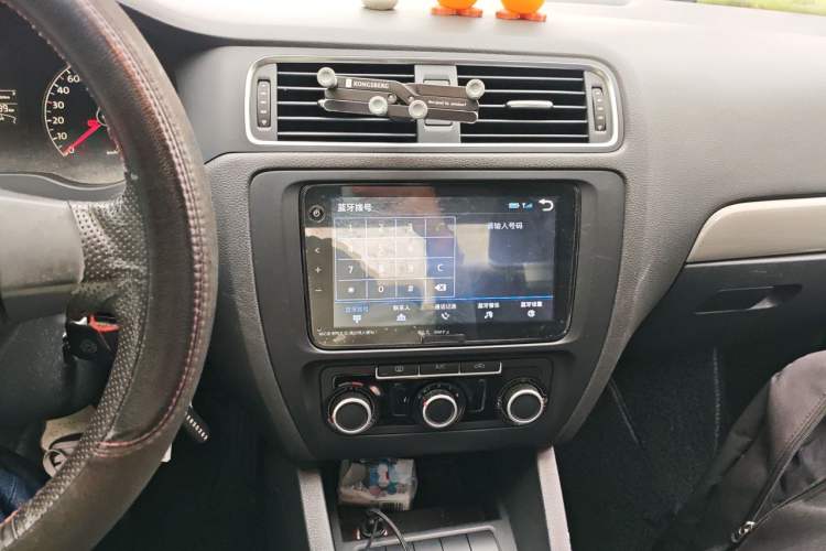 Used Volkswagen Sagitar 2014 Revised Version 1.6L Manual Comfort Edition Audio And AC Panel