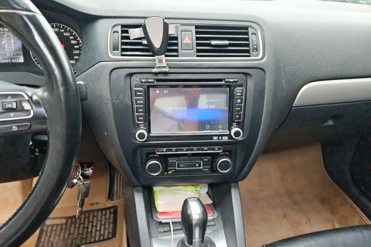 Used Volkswagen Sagitar 2014 Revised Version 1.4TSI Automatic Luxury Edition Audio And AC Panel