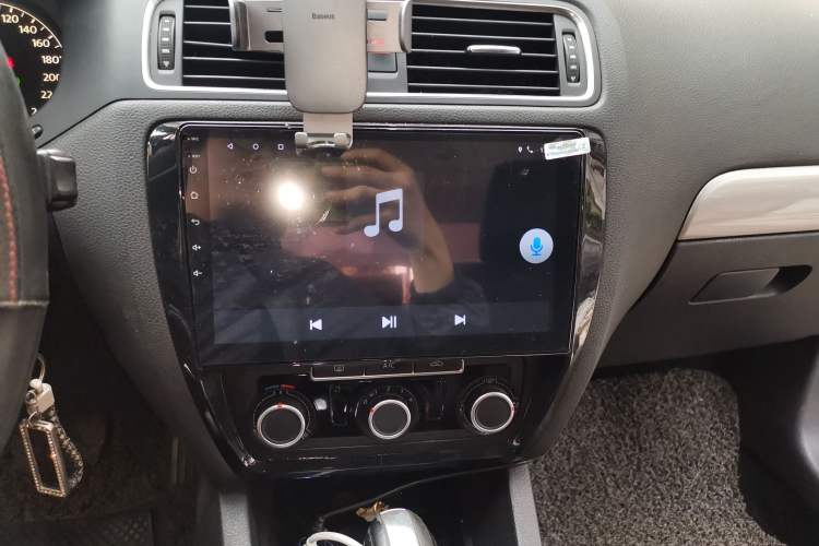 Used Volkswagen Sagitar 2014 Revised Version 1.6L Automatic Comfort Edition Audio And AC Panel