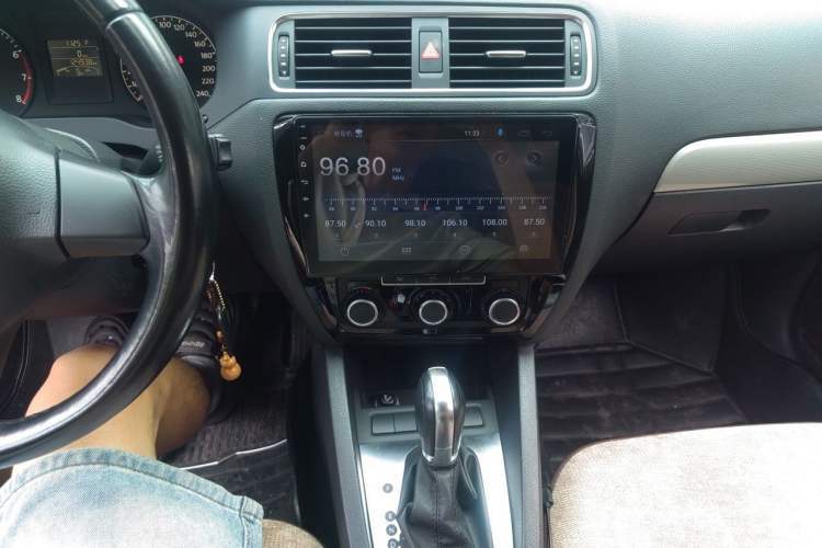 Used Volkswagen Sagitar 2014 Revised Version 1.6L Automatic Comfort Edition Audio And AC Panel