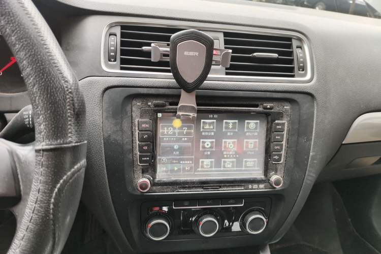 Used Volkswagen Sagitar 2014 1.6L Automatic Comfort Model Audio And AC Panel