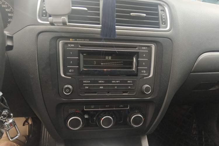Used Volkswagen Sagitar 2014 Revised Version 1.6L Automatic Fashionable Style Audio And AC Panel