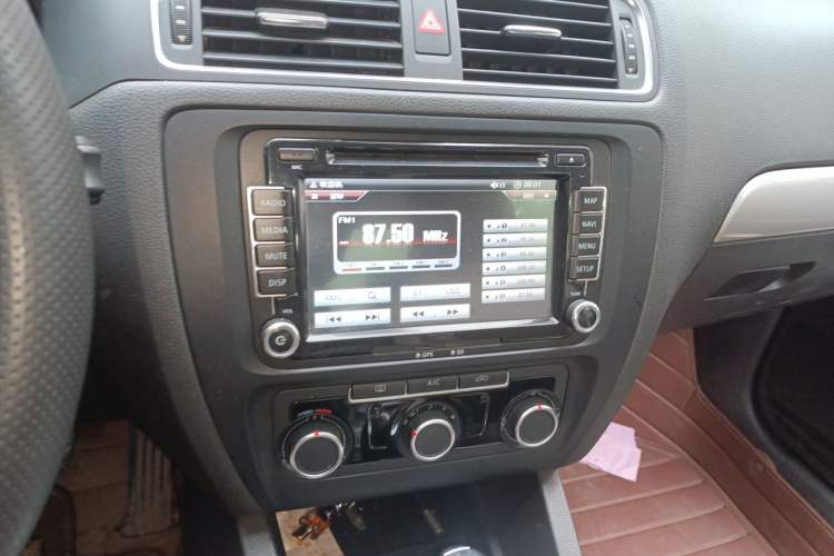 Used Volkswagen Sagitar 2014 1.6L Automatic Comfort Model Audio And AC Panel