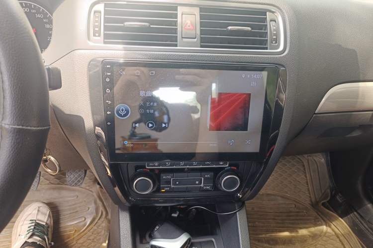 Used Volkswagen Sagitar 2014 1.4TSI Manual Luxury Model Audio And AC Panel