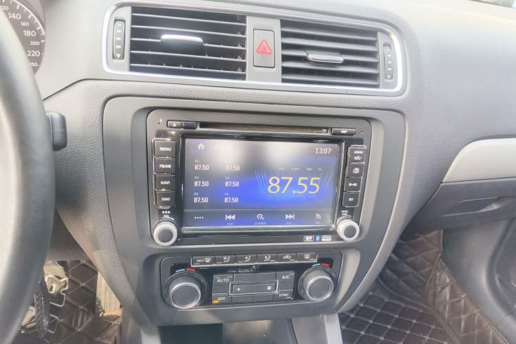 Used Volkswagen Sagitar 2014 Revised Version 1.4TSI Automatic Luxury Edition Audio And AC Panel