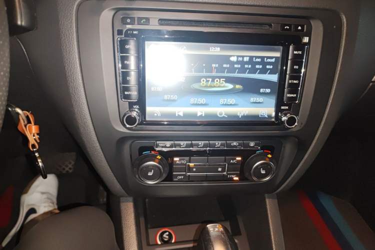 Used Volkswagen Sagitar 2014 Revised Version 1.4TSI Automatic Luxury Edition Audio And AC Panel