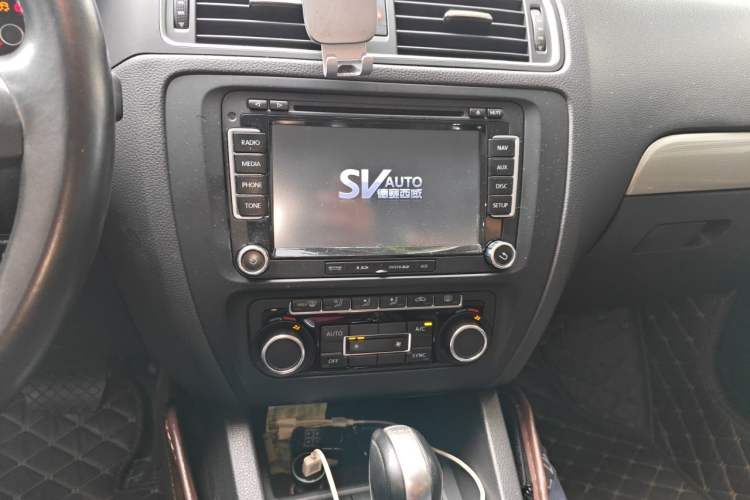 Used Volkswagen Sagitar 2014 Revised Version 1.4TSI Automatic Luxury Edition Audio And AC Panel