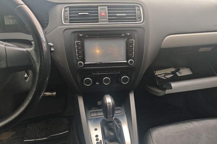 Used Volkswagen Sagitar 2014 Revised Version 1.6L Automatic Comfort Edition Audio And AC Panel