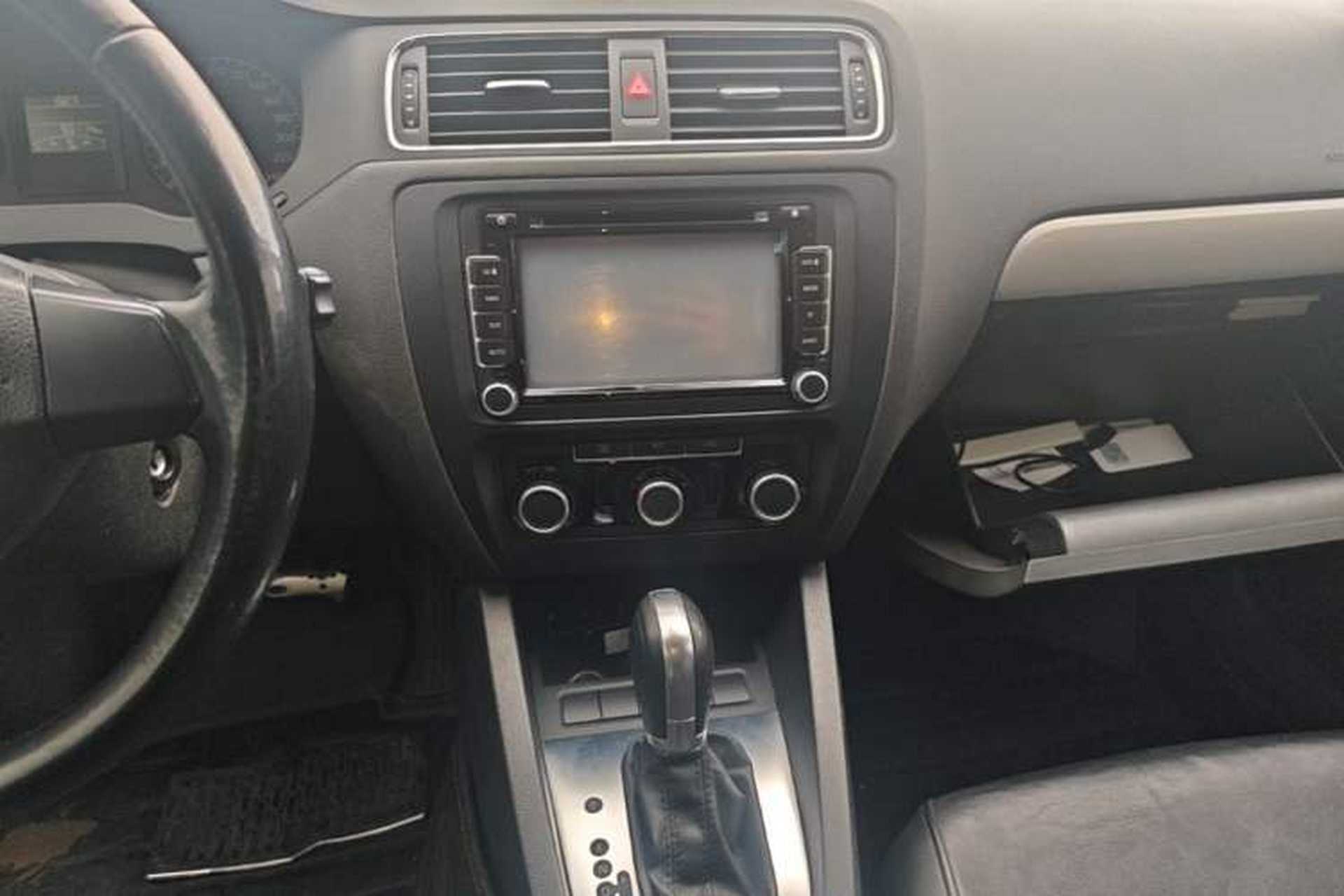 Used Volkswagen Sagitar 2014 Revised Version 1.6L Automatic Comfort Edition Audio And AC Panel
