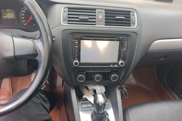 Used Volkswagen Sagitar 2014 Revised Version 1.6L Automatic Leading Edition Audio And AC Panel