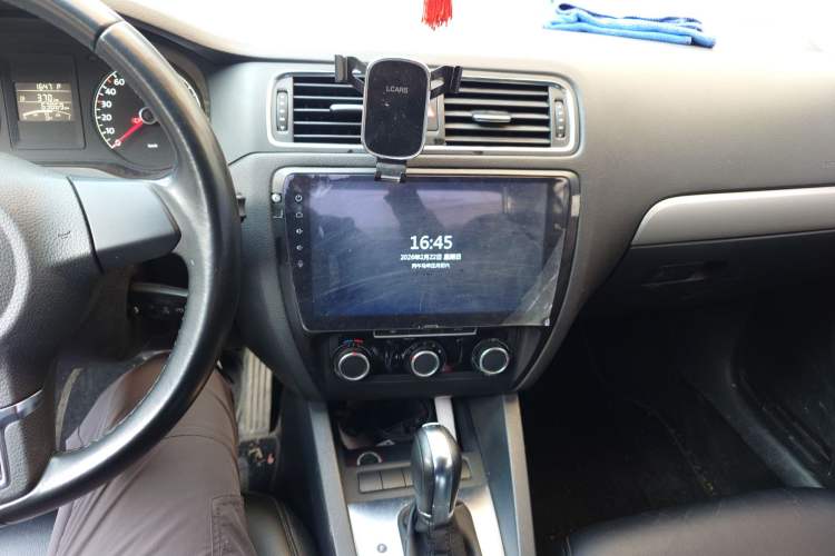 Used Volkswagen Sagitar 2014 1.6L Automatic Comfort Model Audio And AC Panel
