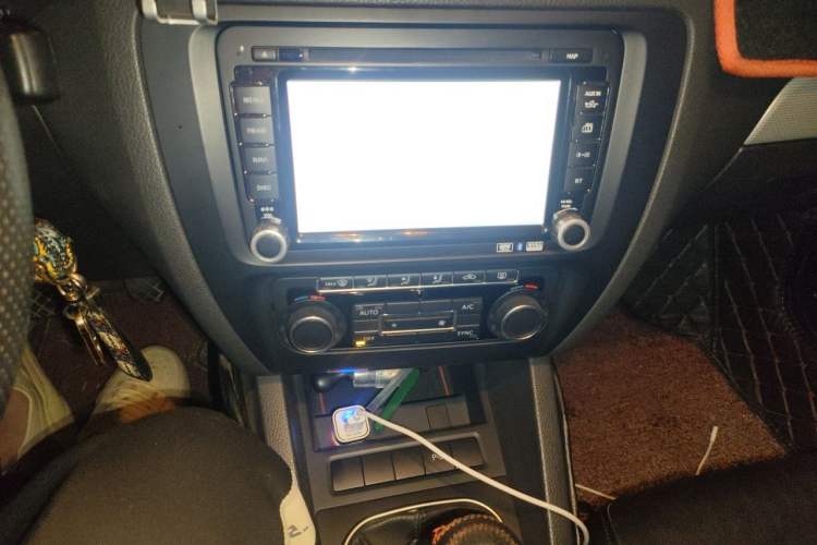 Used Volkswagen Sagitar 2014 Revised Version 1.4TSI Manual Luxury Edition Audio And AC Panel