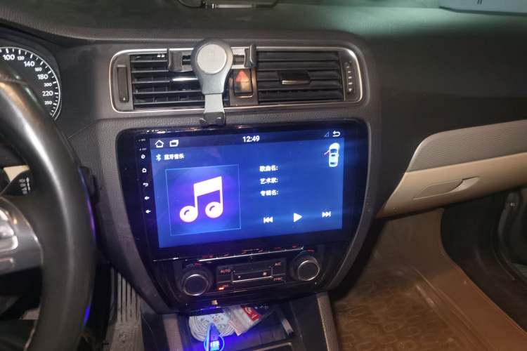 Used Volkswagen Sagitar 2014 Revised Version 1.4TSI Manual Luxury Edition Audio And AC Panel