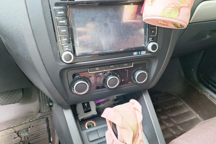 Used Volkswagen Sagitar 2014 Revised Version 1.6L Automatic Comfort Edition Audio And AC Panel