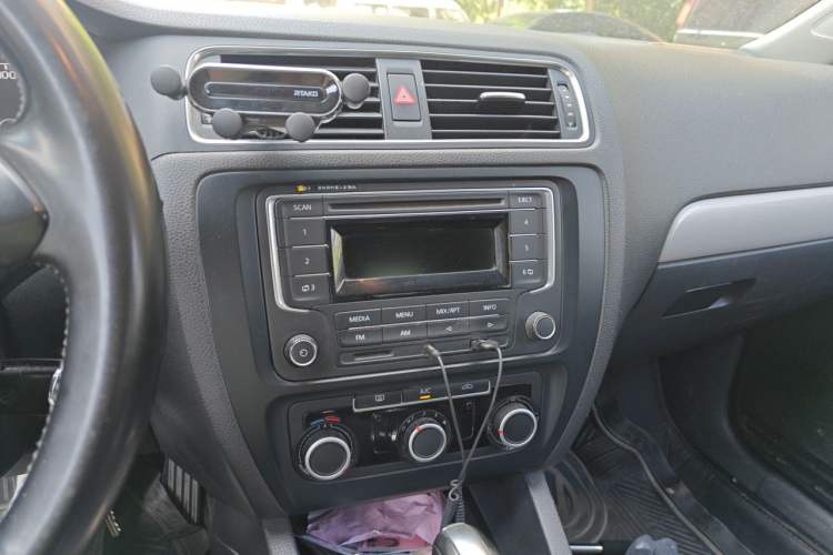 Used Volkswagen Sagitar 2014 Revised Version 1.6L Automatic Comfort Edition Audio And AC Panel