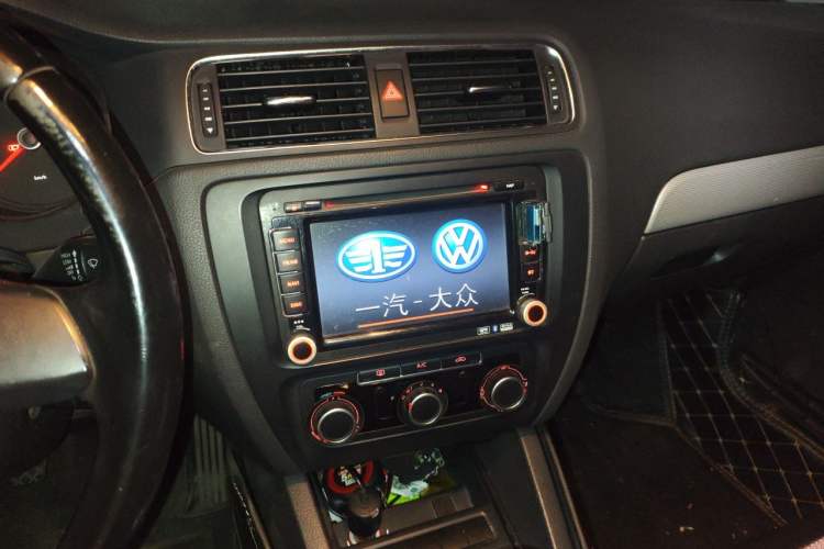 Used Volkswagen Sagitar 2014 1.6L Manual Comfort Model Audio And AC Panel