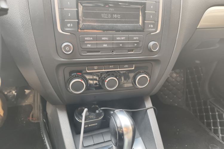 Used Volkswagen Sagitar 2014 Revised Version 1.6L Automatic Comfort Edition Audio And AC Panel