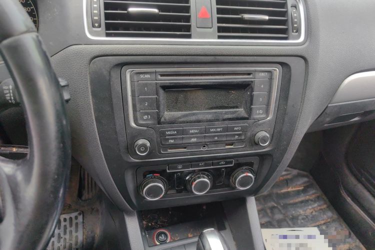 Used Volkswagen Sagitar 2014 Revised Version 1.6L Automatic Comfort Edition Audio And AC Panel