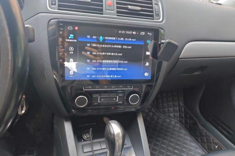Used Volkswagen Sagitar 2014 1.4TSI Automatic Luxury Model Audio And AC Panel