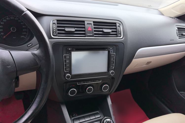 Used Volkswagen Sagitar 2014 1.6L Manual Comfort Model Audio And AC Panel