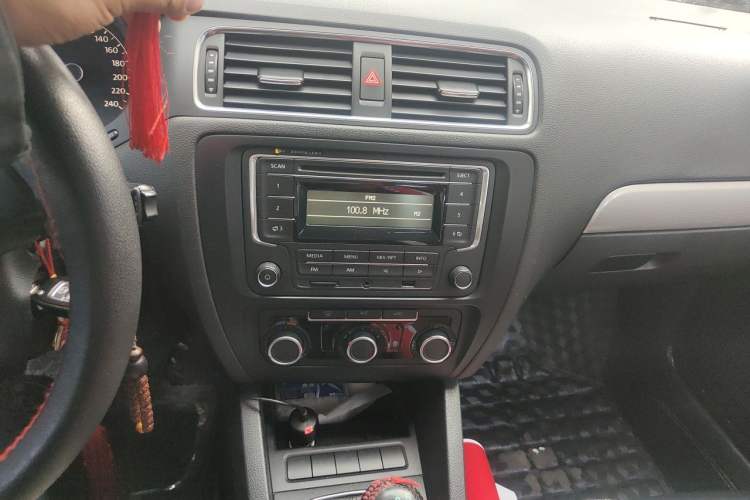 Used Volkswagen Sagitar 2014 1.6L Manual Comfort Model Audio And AC Panel