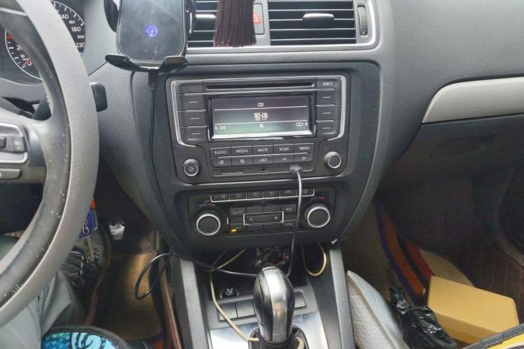 Used Volkswagen Sagitar 2014 1.4TSI Automatic Luxury Model Audio And AC Panel