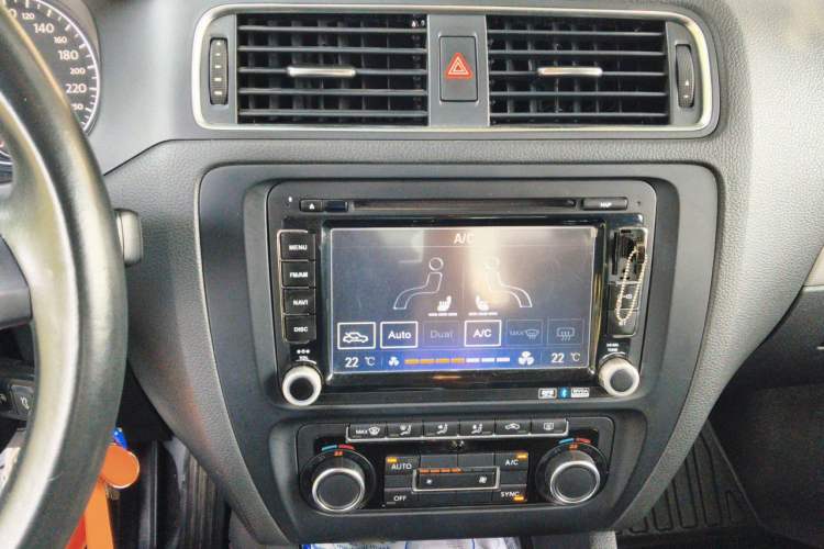 Used Volkswagen Sagitar 2014 Revised Version 1.4TSI Automatic Luxury Edition Audio And AC Panel