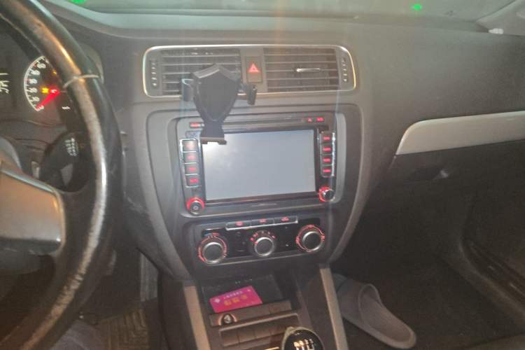 Used Volkswagen Sagitar 2014 1.6L Manual Comfort Model Audio And AC Panel