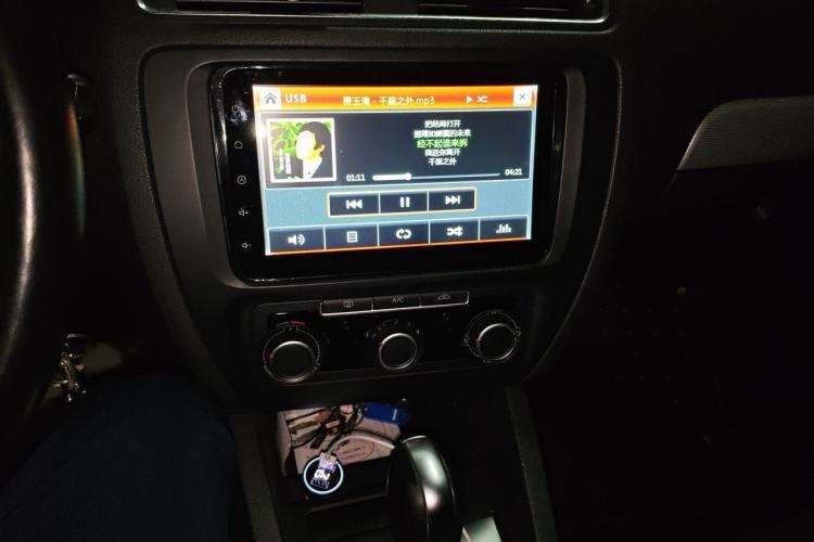 Used Volkswagen Sagitar 2014 1.6L Automatic Comfort Model Audio And AC Panel