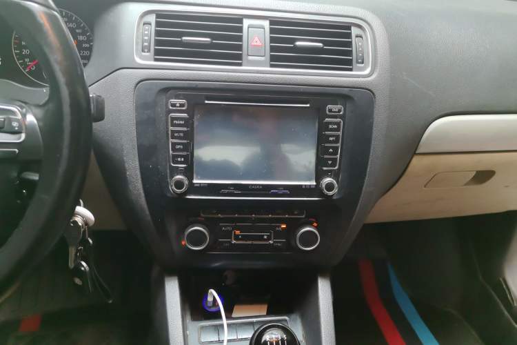 Used Volkswagen Sagitar 2014 1.4TSI Manual Luxury Model Audio And AC Panel