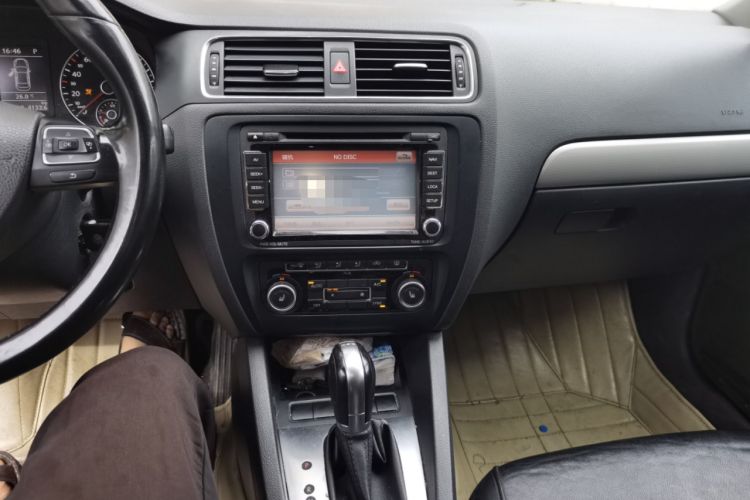 Used Volkswagen Sagitar 2014 1.4TSI Automatic Luxury Model Audio And AC Panel