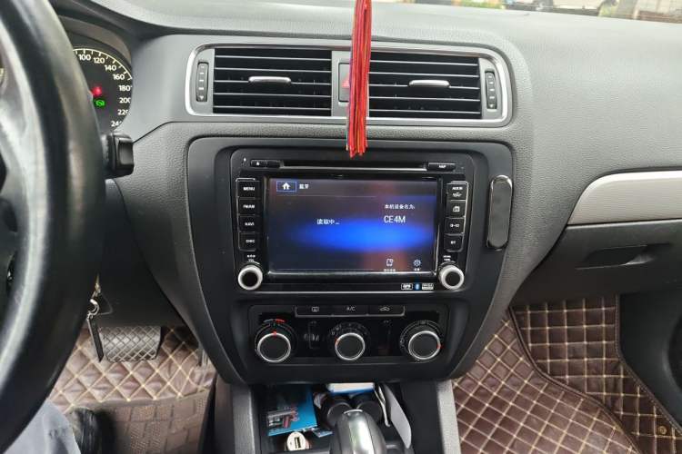 Used Volkswagen Sagitar 2014 Revised Version 1.6L Automatic Comfort Edition Audio And AC Panel