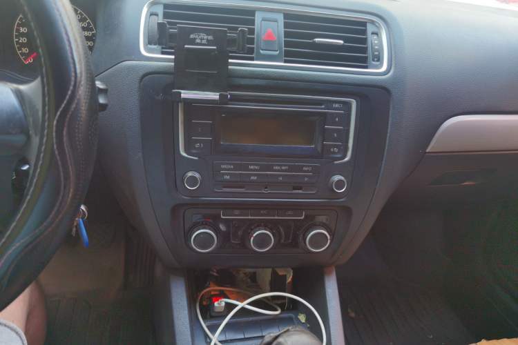Used Volkswagen Sagitar 2014 Revised Version 1.6L Manual Comfort Edition Audio And AC Panel