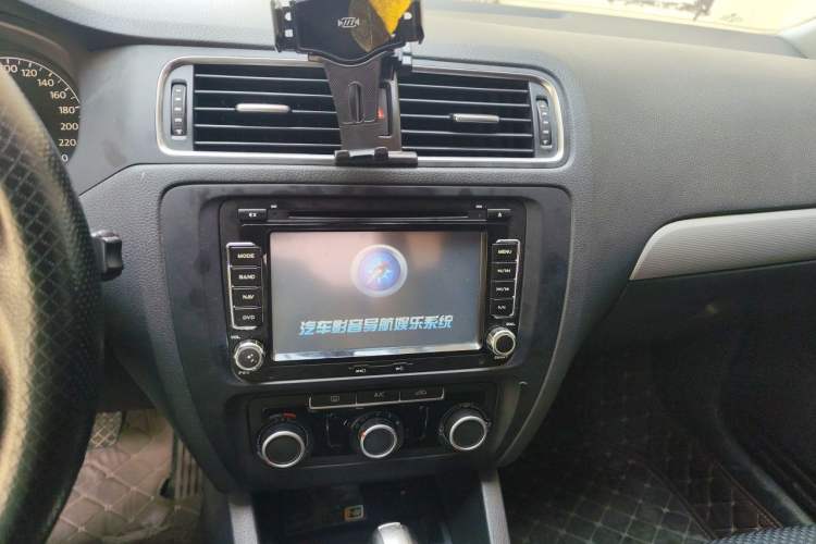 Used Volkswagen Sagitar 2014 Revised Version 1.6L Automatic Leading Edition Audio And AC Panel