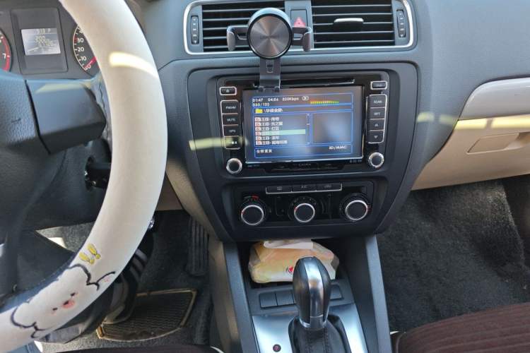 Used Volkswagen Sagitar 2014 Revised Version 1.6L Automatic Comfort Edition Audio And AC Panel