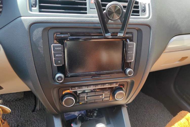 Used Volkswagen Sagitar 2014 1.4TSI Automatic Luxury Model Audio And AC Panel
