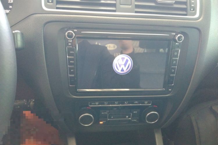 Used Volkswagen Sagitar 2014 Revised Version 1.4TSI Automatic Luxury Edition Audio And AC Panel