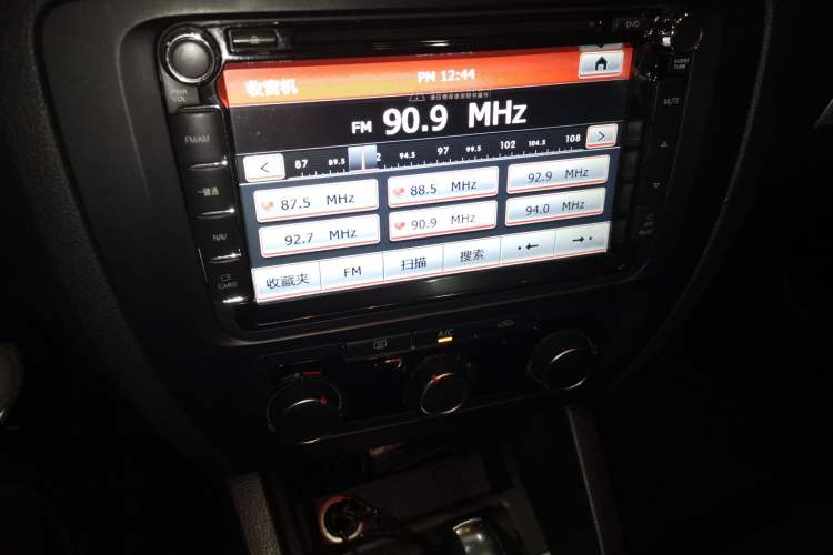 Used Volkswagen Sagitar 2014 Revised Version 1.6L Automatic Comfort Edition Audio And AC Panel
