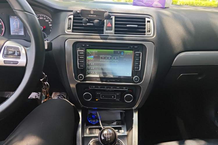 Used Volkswagen Sagitar 2014 1.4TSI Manual Luxury Model Audio And AC Panel