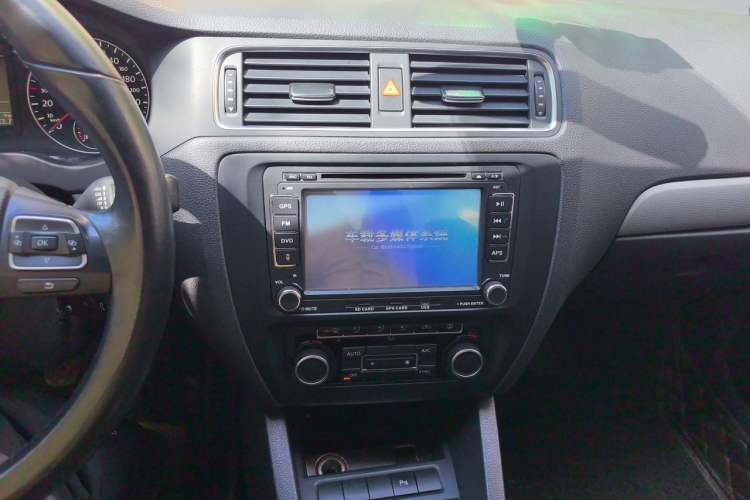 Used Volkswagen Sagitar 2014 Revised Version 1.4TSI Manual Luxury Edition Audio And AC Panel