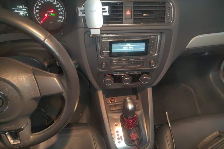 Used Volkswagen Sagitar 2014 Revised Version 1.6L Automatic Comfort Edition Audio And AC Panel