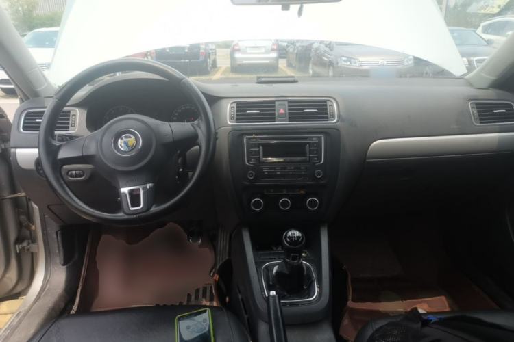 Used Volkswagen Sagitar 2014 Revised Version 1.6L Manual Comfort Edition Center Console