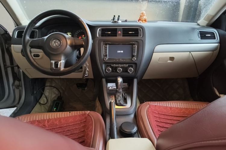 Used Volkswagen Sagitar 2014 Revised Version 1.6L Automatic Comfort Edition Center Console