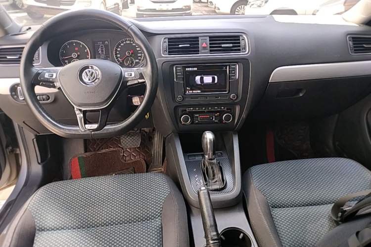 Used Volkswagen Sagitar 2014 1.4TSI BlueMotion Edition Center Console