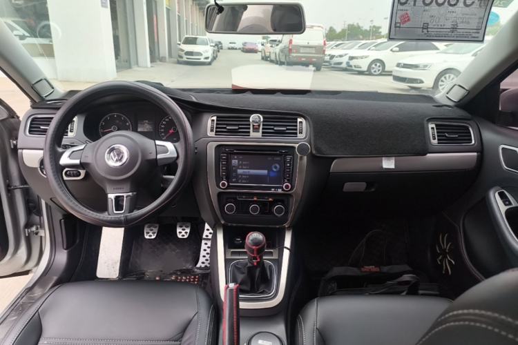 Used Volkswagen Sagitar 2014 Revised Version 1.6L Manual Comfort Edition Center Console