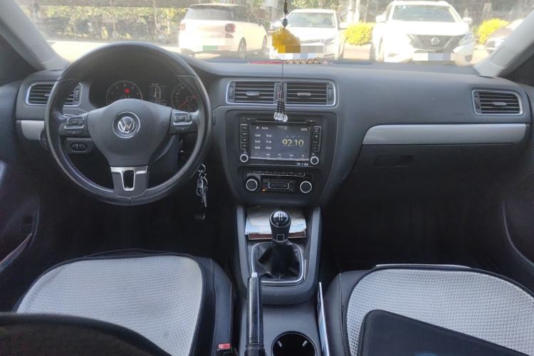 Used Volkswagen Sagitar 2014 1.4TSI Manual Luxury Model Center Console