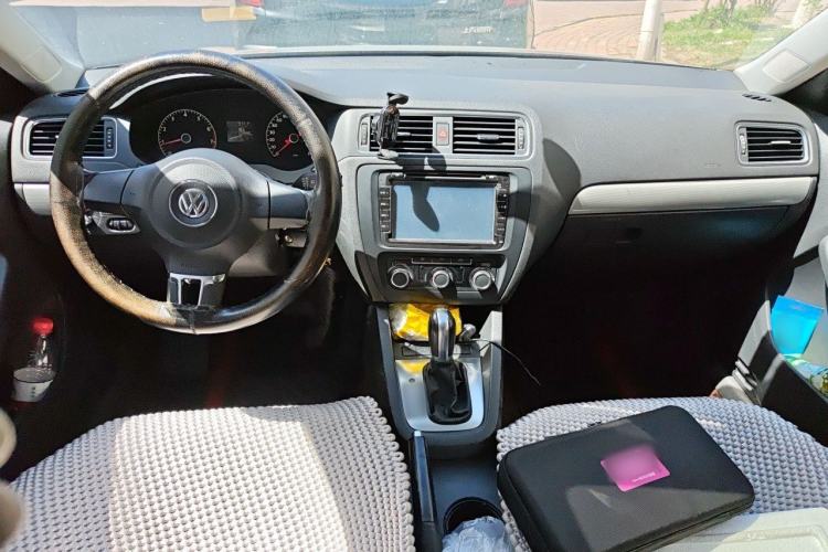 Used Volkswagen Sagitar 2014 1.6L Automatic Comfort Model Center Console