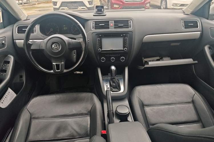 Used Volkswagen Sagitar 2014 Revised Version 1.6L Automatic Comfort Edition Center Console